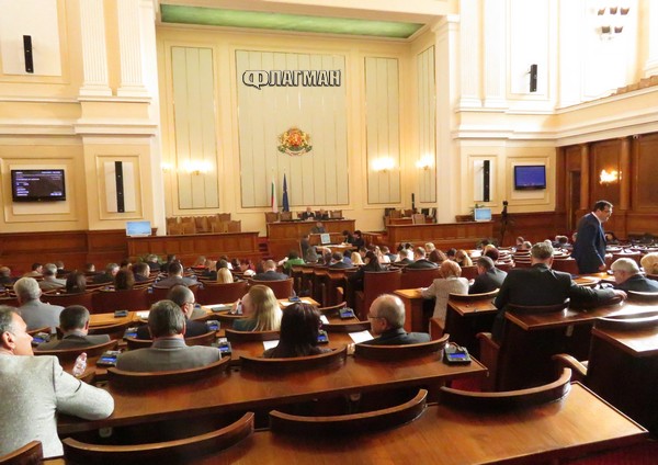 Челен пример: Депутатите си сляха четвъртъчния 24 май с уикенда
