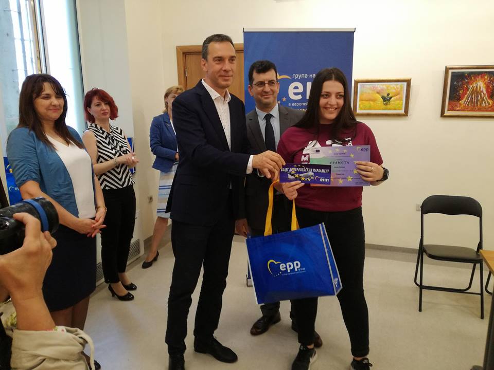 Евродепутатът Асим Адемов награди с посещение в Европейския парламент трима ученици от Бургас