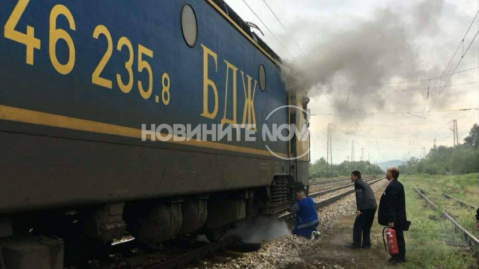 Извънредно! Бързият влак София-Бургас аварира, от локомотива излиза дим (СНИМКА)