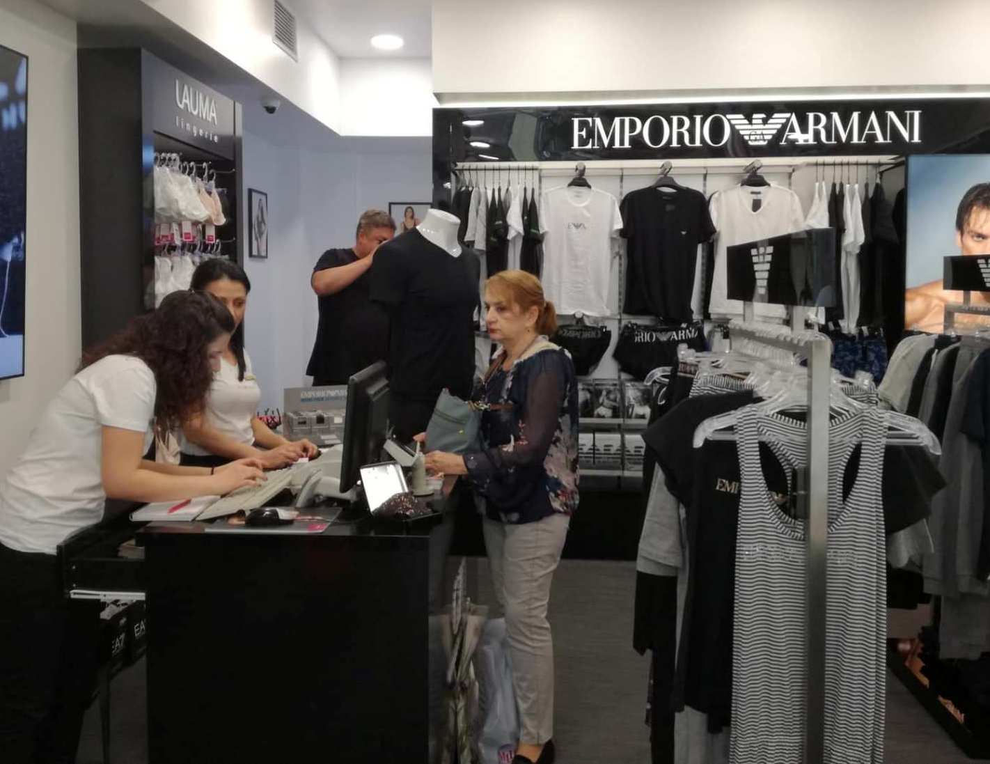 Рекорден брой посетители в магазина на Emporio Armani Underwear още в деня на откриването му