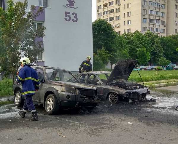 Джип и лек автомобил изгоряха като факла в бургаския ж.к."Славейков" (СНИМКИ)