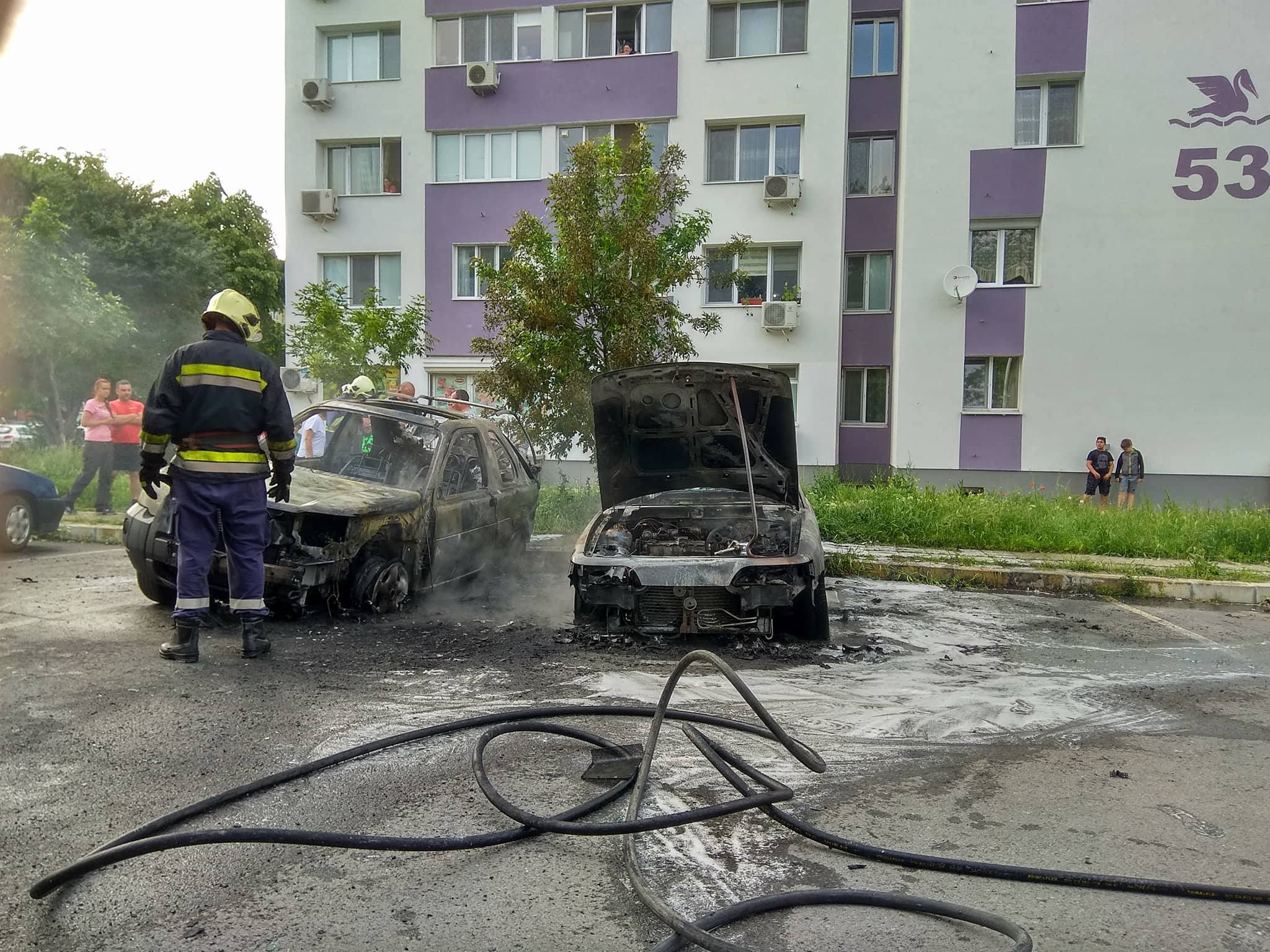 Гъст черен дим обхвана бургаския ж.к Славейков, горят коли