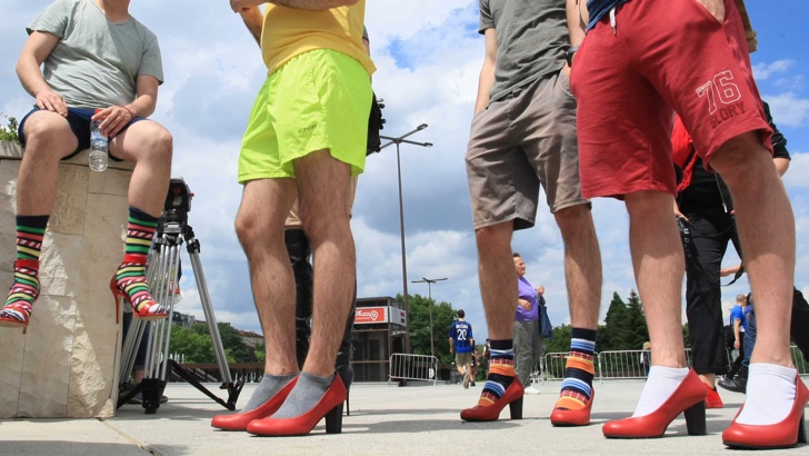 Над 30 мъже обуха обувки с висок ток срещу насилието над жени