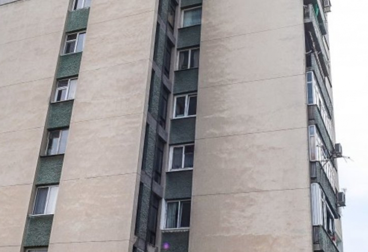 Пожарникари носиха на ръце жена до 11-ия етаж, причината е изключително нелепа
