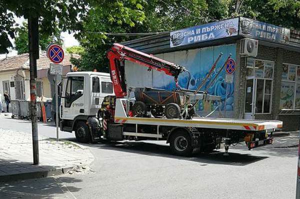 Зрелищно! Паяк вдигна ромска каруца в центъра на Бургас (СНИМКИ)