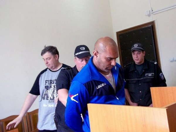 33-годишният Валентин, обвинен в блудство над две ученички, остава в ареста