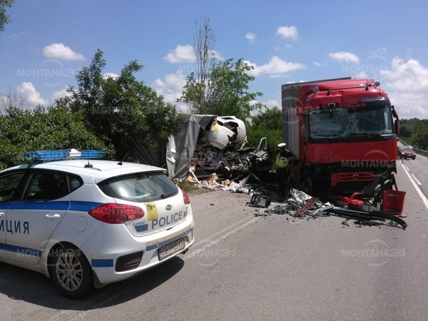 От последните минути! Жестока катастрофа на пътя Е-79, линейка лети към болницата (СНИМКИ)