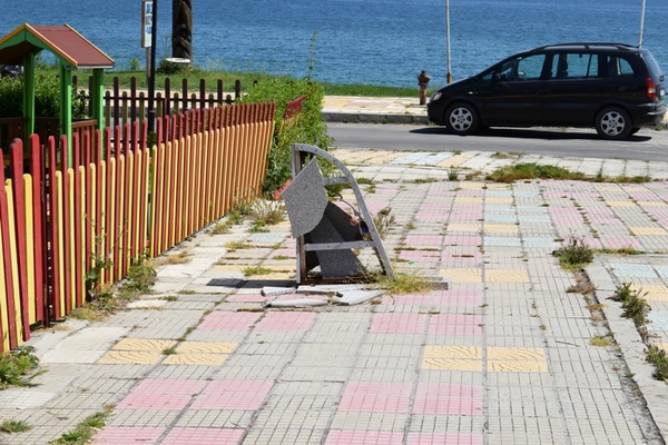 Вандалска проява в Приморско, разбиха чешмичката в центъра