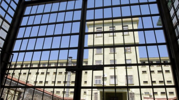 Извънредно! Полицията в Бургас задържа затворник, излязъл в отпуск и не се върнал