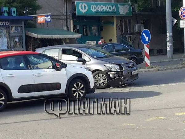 Извънредно! Тойота и ситроен се блъснаха на възлов булевард в Бургас (СНИМКИ)