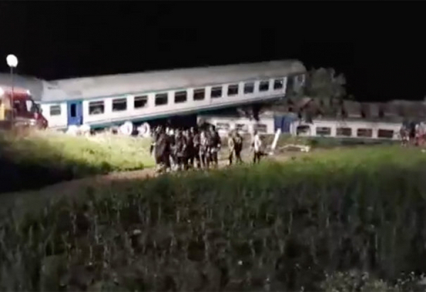 Кошмар в Италия! Спрял на прелез камион предизвика огромна трагедия с препускащ влак (СНИМКИ/ВИДЕО)