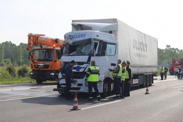 Повдигнаха обвинение срещу шофьора на тира, ударил автобус