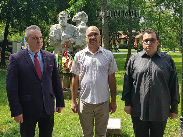 Депутати от НФСБ поднесоха венци пред паметника на Св.св.Кирил и Методий в Бургас и представиха блестяща идея (СНИМКИ)