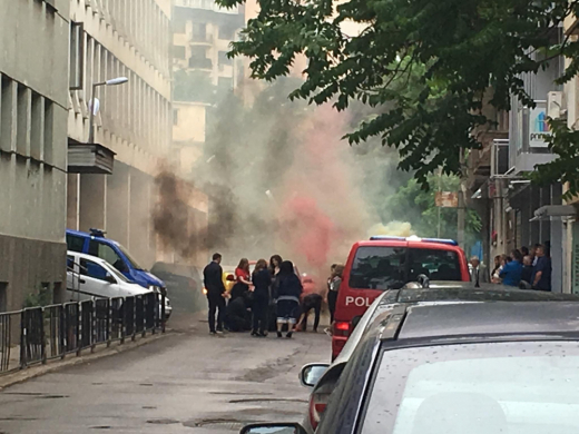 Абитуриенти запалиха димки пред полицията