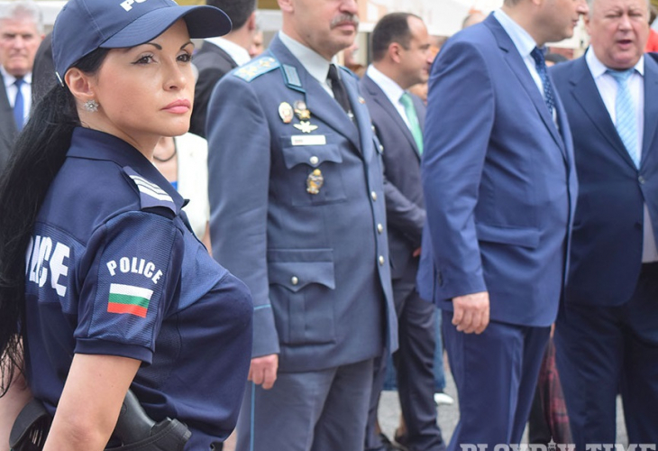 Стана ясно коя е горещата секси полицайката от Пловдив, заради която десетки мъже поискаха да бъдат арестувани