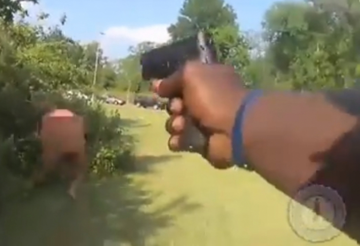 Шокиращи кадри: Ченгета застреляха полудял гол мъж (ВИДЕО 18+)