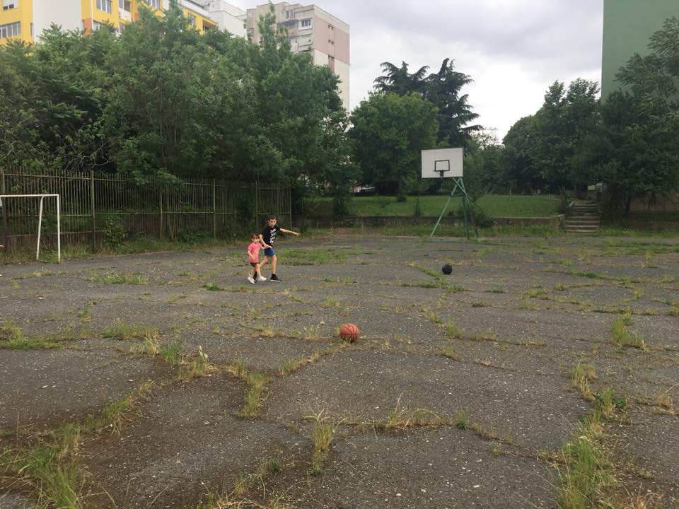 Вижте как изглежда дворът на Химията в Бургас, ще се вземат ли мерки (СНИМКИ)