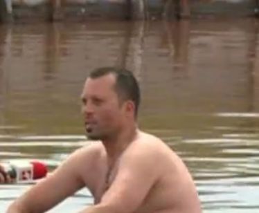 Скиор лекува травмите си с кал и луга от Атанасовското езеро (ВИДЕО)