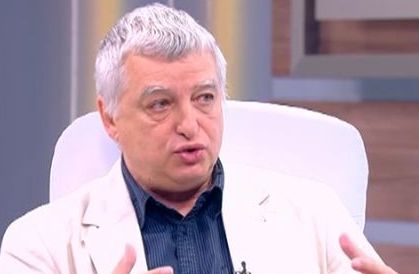 Психолог: Забравете снимката с учителката от Бургас, седнала в скута на абитуриент! (ВИДЕО)