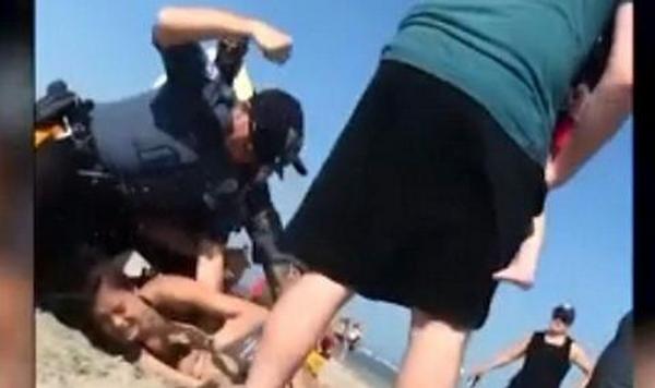 Полицаи пребиха млада жена на плажа