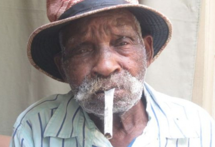 Фермер навърши 114 години и умува дали да откаже цигарите (СНИМКИ)