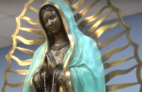 Статуя на Света Богородица заплака (ВИДЕО)