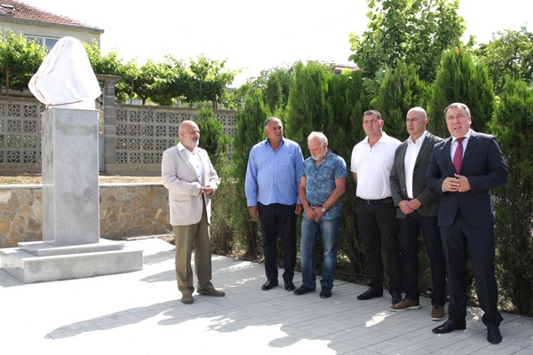 В Деня на Ботев: Откриха паметник на революционера в село Кошарица