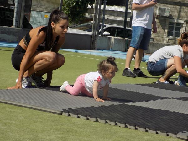 Бебета маратонци, майки и татковци влязоха в луда спортна надпревара на игрището в Поморие