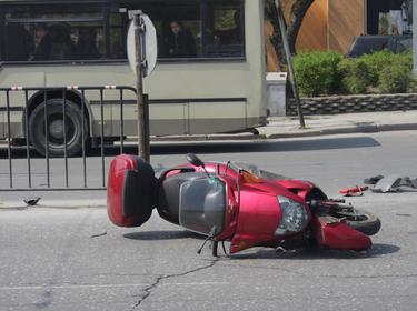 Голяма трагедия! 35-годишен моторист се блъсна с бясна скорост в тежка машина и загина на място