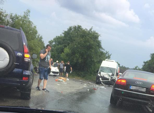 Извънредно! Микробус се вряза в Пежо на пътя между Слънчев бряг и Варна, движението е затапено (СНИМКА)