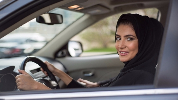 В Саудитска Арабия издадоха първите шофьорски книжки на жени