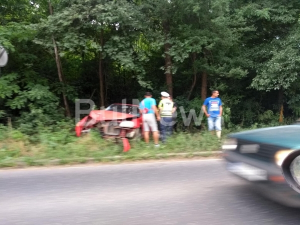 От последните минути! Кола излетя в гората край пътя, шофьорът дал газ, за да изпревари