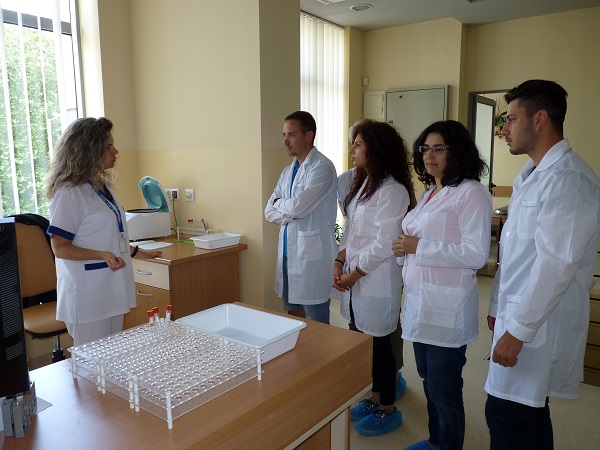 След практика в „ЛИНА”: Студенти от Медицинския колеж в Бургас проявяват интерес към работата в лабораторията