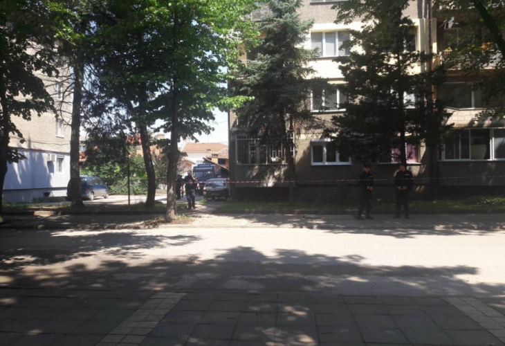 От последните минути: Евакуиран е цял блок в Ботевград след снощното убийство на Пелов (СНИМКИ)