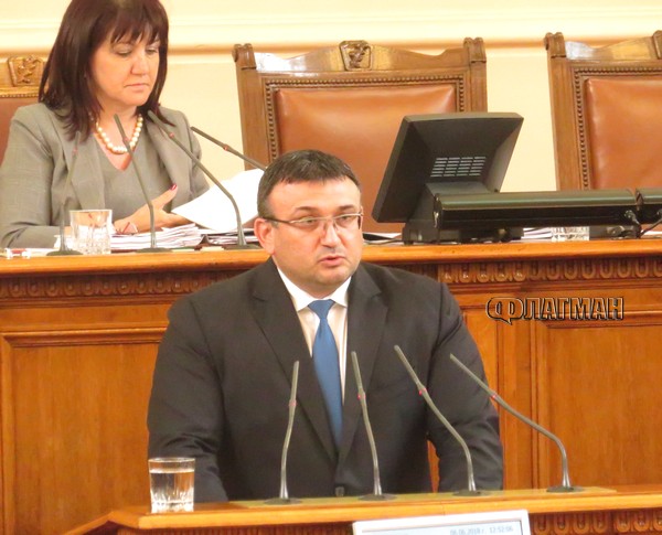 Пред депутатите: Топшеф от МВР изнесе информация за убийството на Пелов и размириците в Ботевград