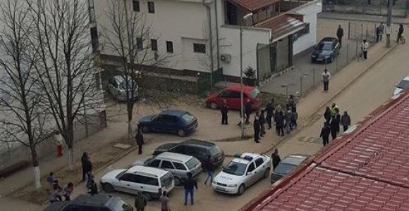 Стрелба и бой в ромски квартал, трима ранени и шетима в ареста