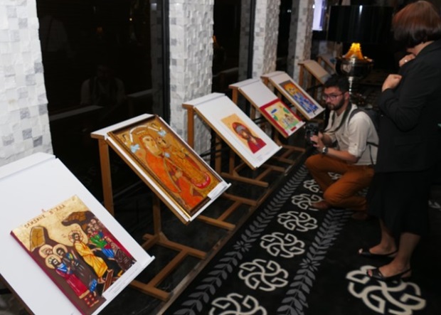 Премиерът Бойко Борисов купи картина от благотворителната изложба на Светия Синод и Сдружение "Маринела" "Деца рисуват за деца"
