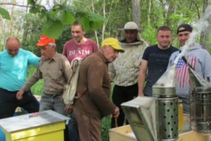 Пчелари помагат на свои колеги от Полски извор, загубили пчелините си след потопа (ВИДЕО)