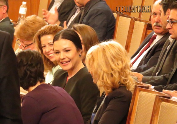 Палавата депутатка на Марешки с лекция по морал в парламента, отговарят й с виц