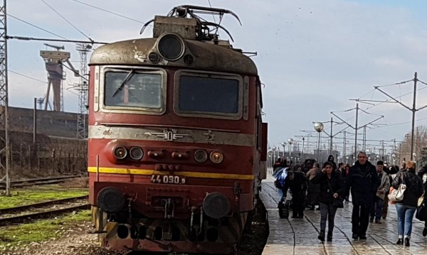 Приключението "БДЖ": Влак пламна в движение, а пътниците – пеш