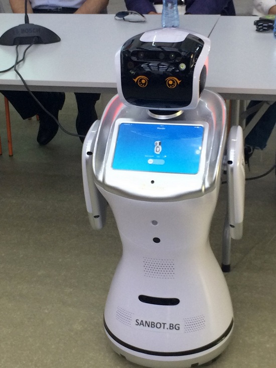 Роботът Елф посрещна бъдещите гимназисти на училището по програмиране