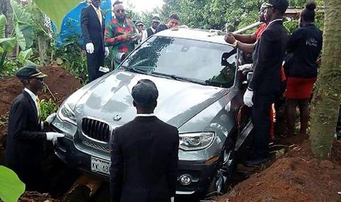 Нигериец погреба баща си в ново BMW X6