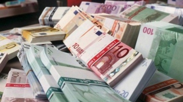Мъж забрави чанта с крупна сума и злато на бензиностанция в Бургас, разследват инсценировка