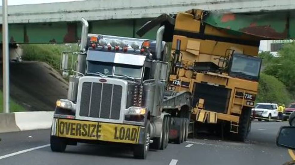 Камион, превозващ багер, се заби в надлеза за Черноморец, ограничават движението по пътя за Созопол