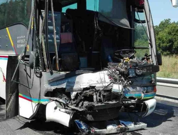 Извънредно! Автобус с 40 деца и лек автомобил катастрофираха край Приморско