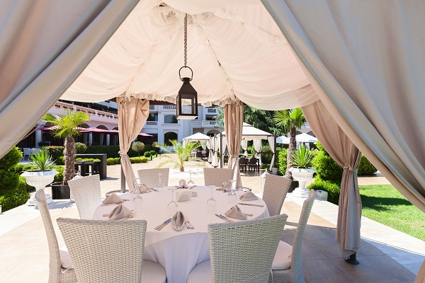 Търсите разкошна лятна градина? Заповядайте в Средиземноморски ресторант "Салини"!