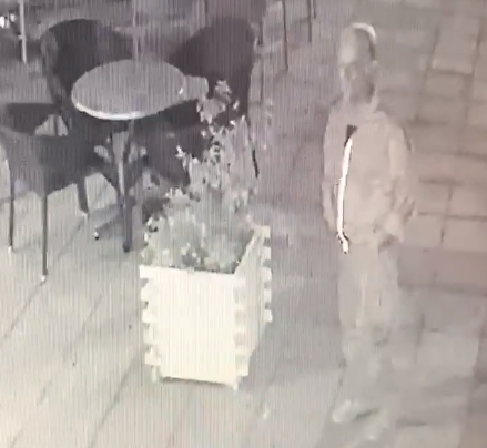 Свръх наглост! Този мъж краде цветя от известно кафене в Айтос, познавате ли го? (ВИДЕО)