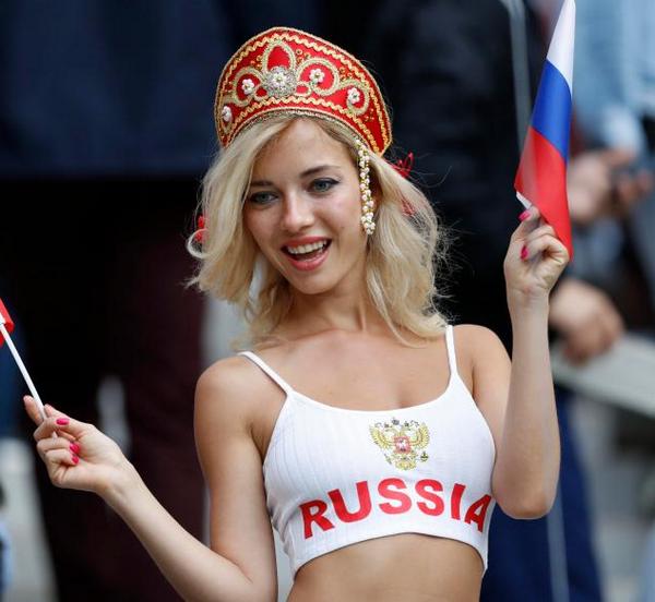 Какъв контраст на Мондиала! Секси рускини и арабки с бурки (СНИМКИ)