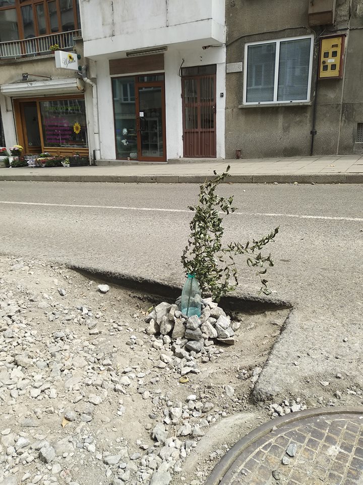 3 седмици няма кой да запуши този трап на ул.”Копривщица” в Бургас