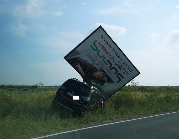 Джип се заби в билборд на пътя Поморие-Бургас след зрелищна каскада